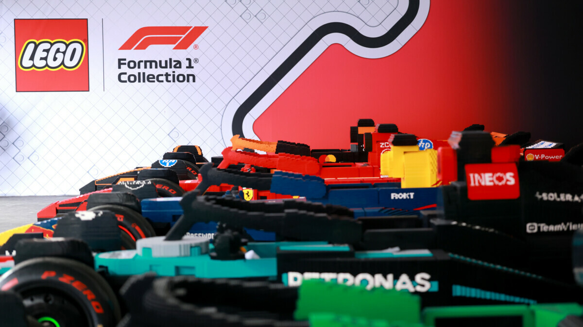 El Grupo LEGO y Formula 1 presentan 10 coches LEGO con pilotos de F1 al volante para el Formula 1 Miami Grand Prix 2025